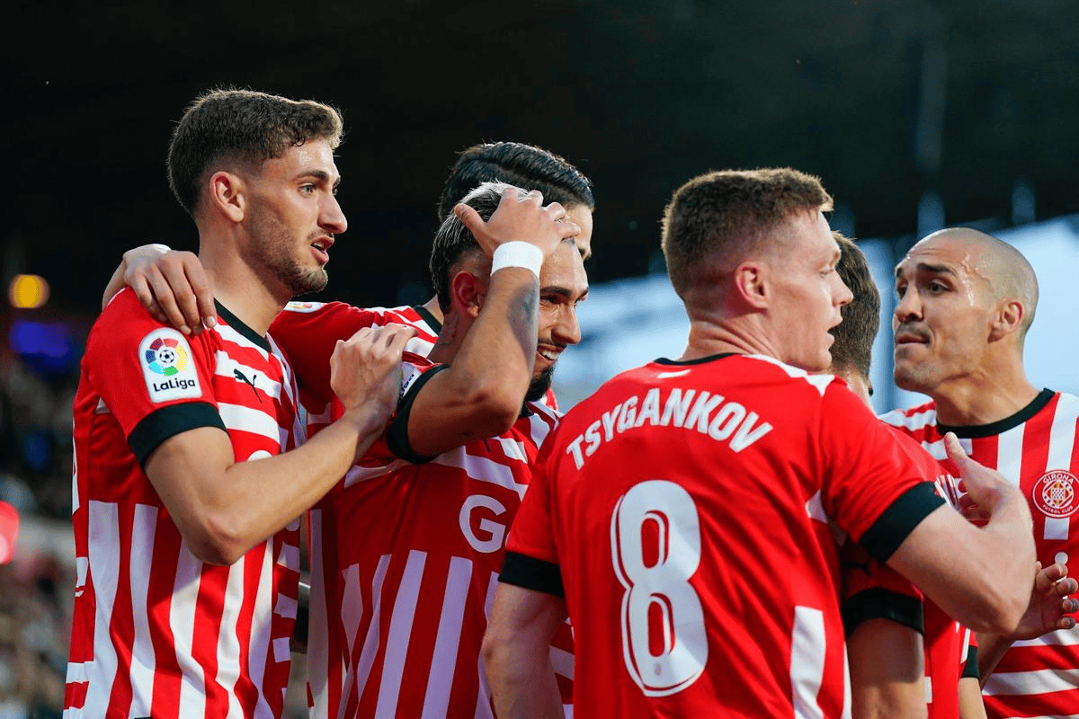 西甲比赛场上两队展开激烈较量，看点十足