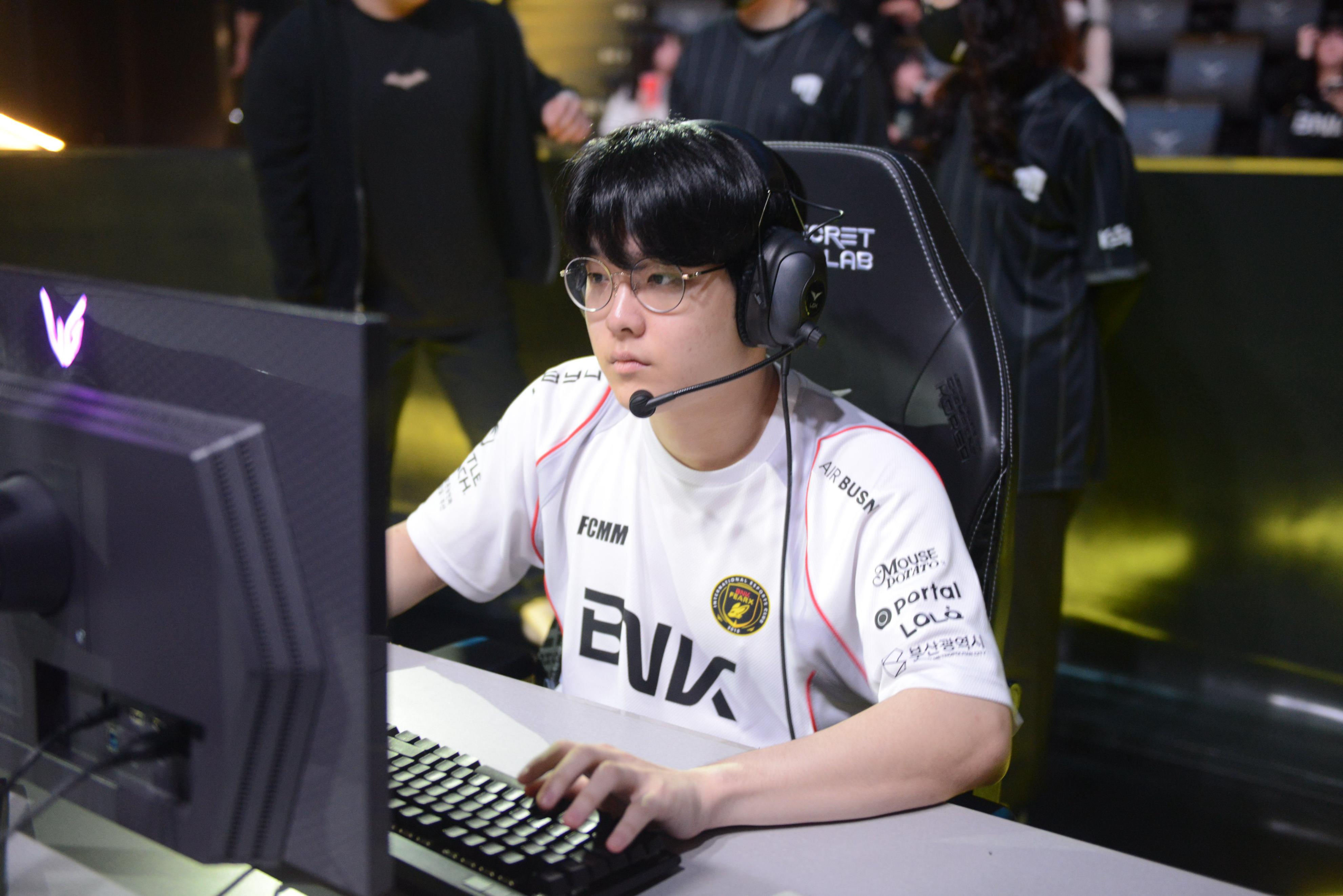 DK翻盘V5，BDD团战一打五顶尖较量小组赛，引爆全场热议